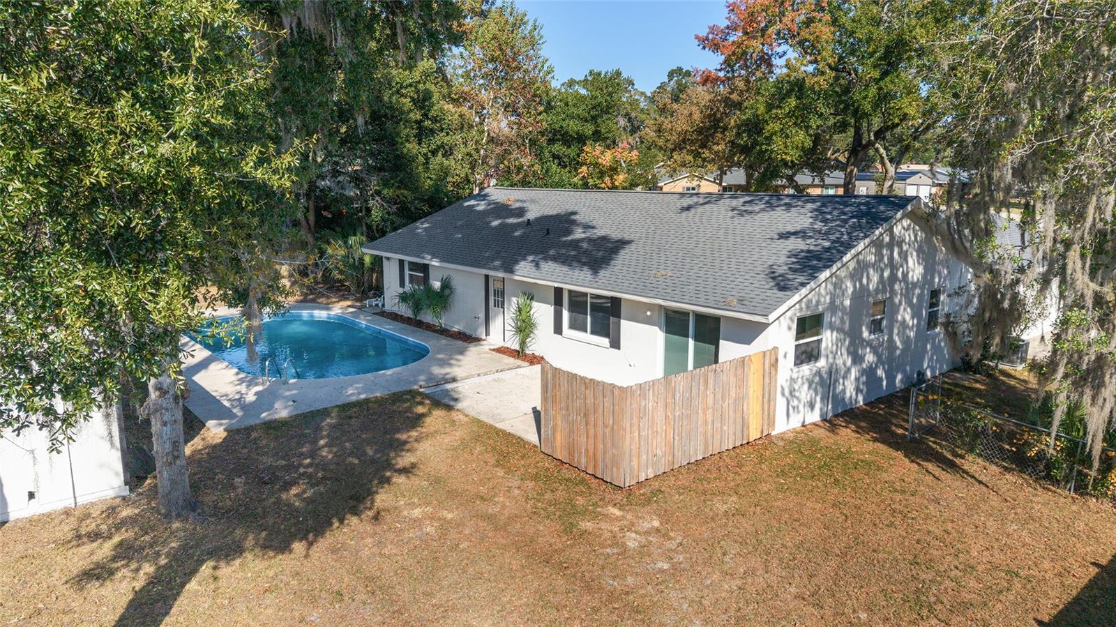 COUNTRY ESTATE - Residential