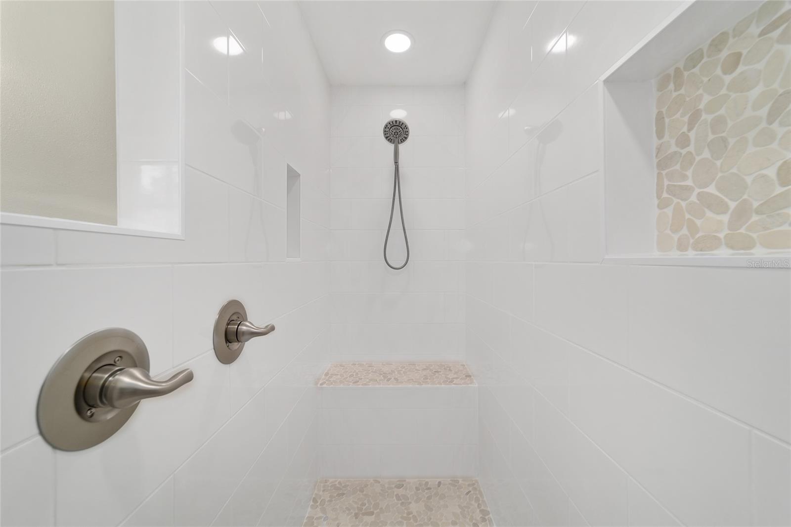 COUNTRY ESTATE - Residential