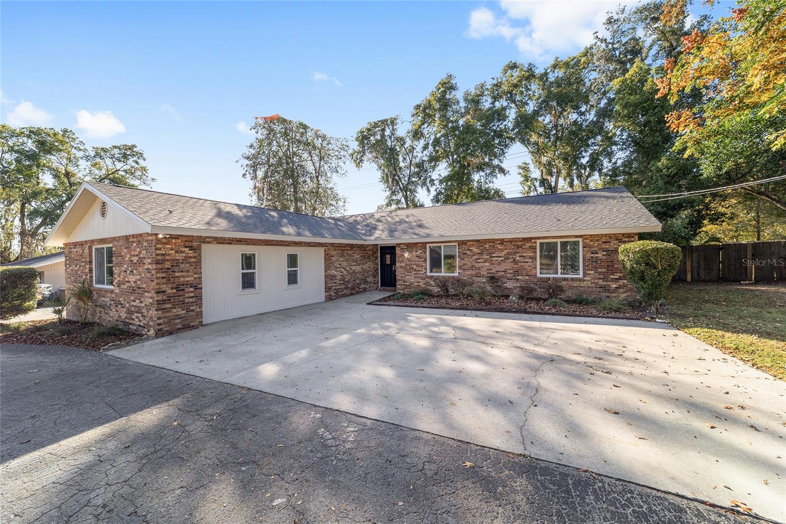 COUNTRY ESTATE - Residential