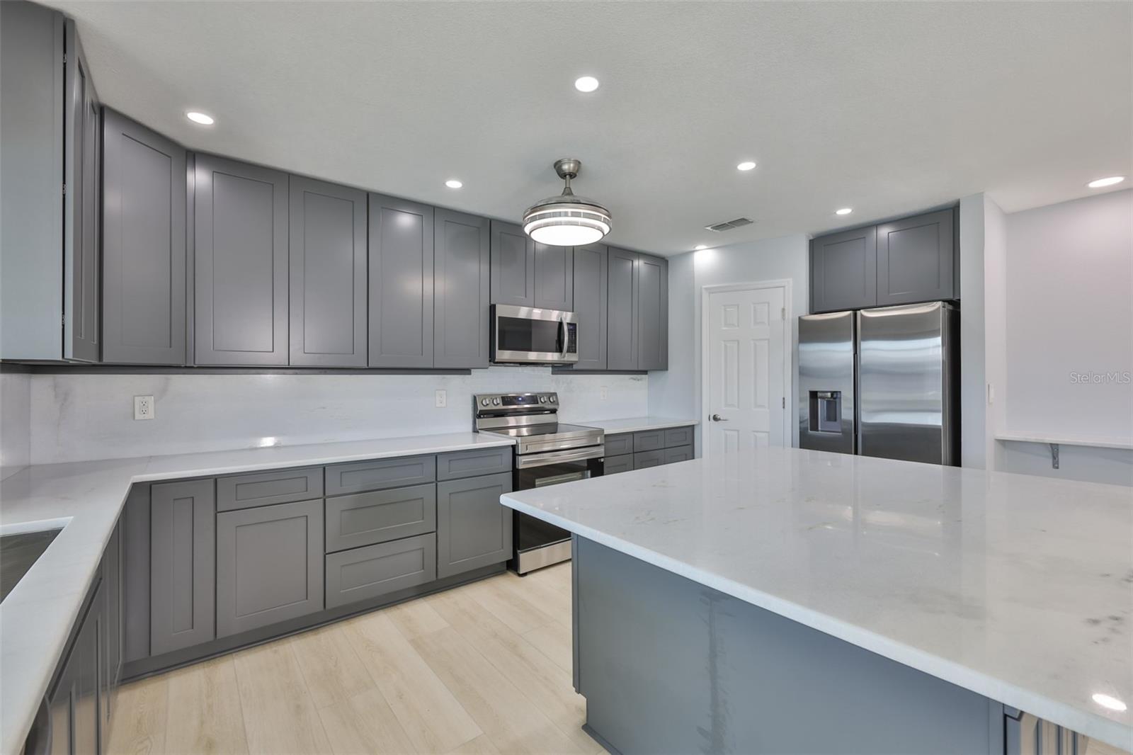 APOLLO BEACH UNIT 08 A RESUBDI - Residential