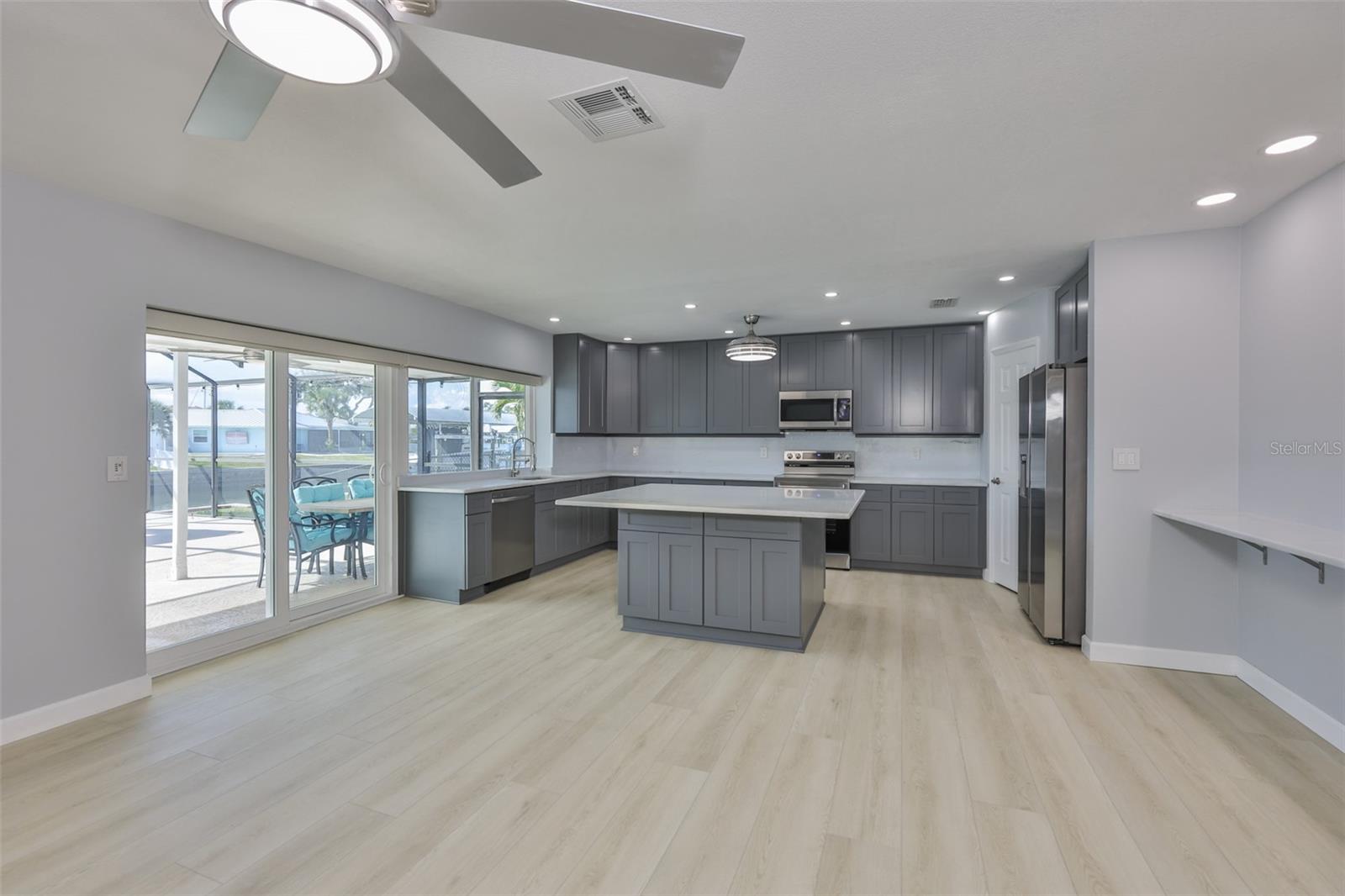 APOLLO BEACH UNIT 08 A RESUBDI - Residential