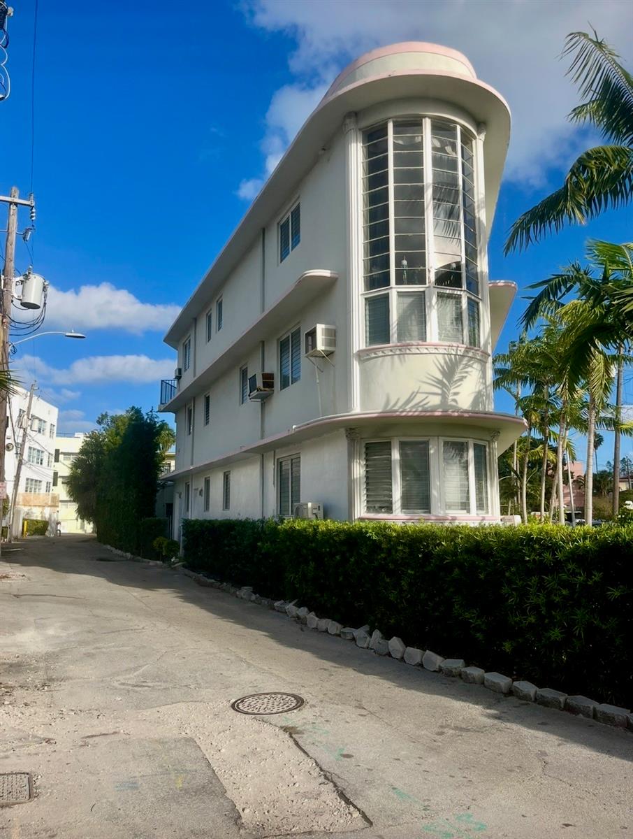 841 W 40TH STREET