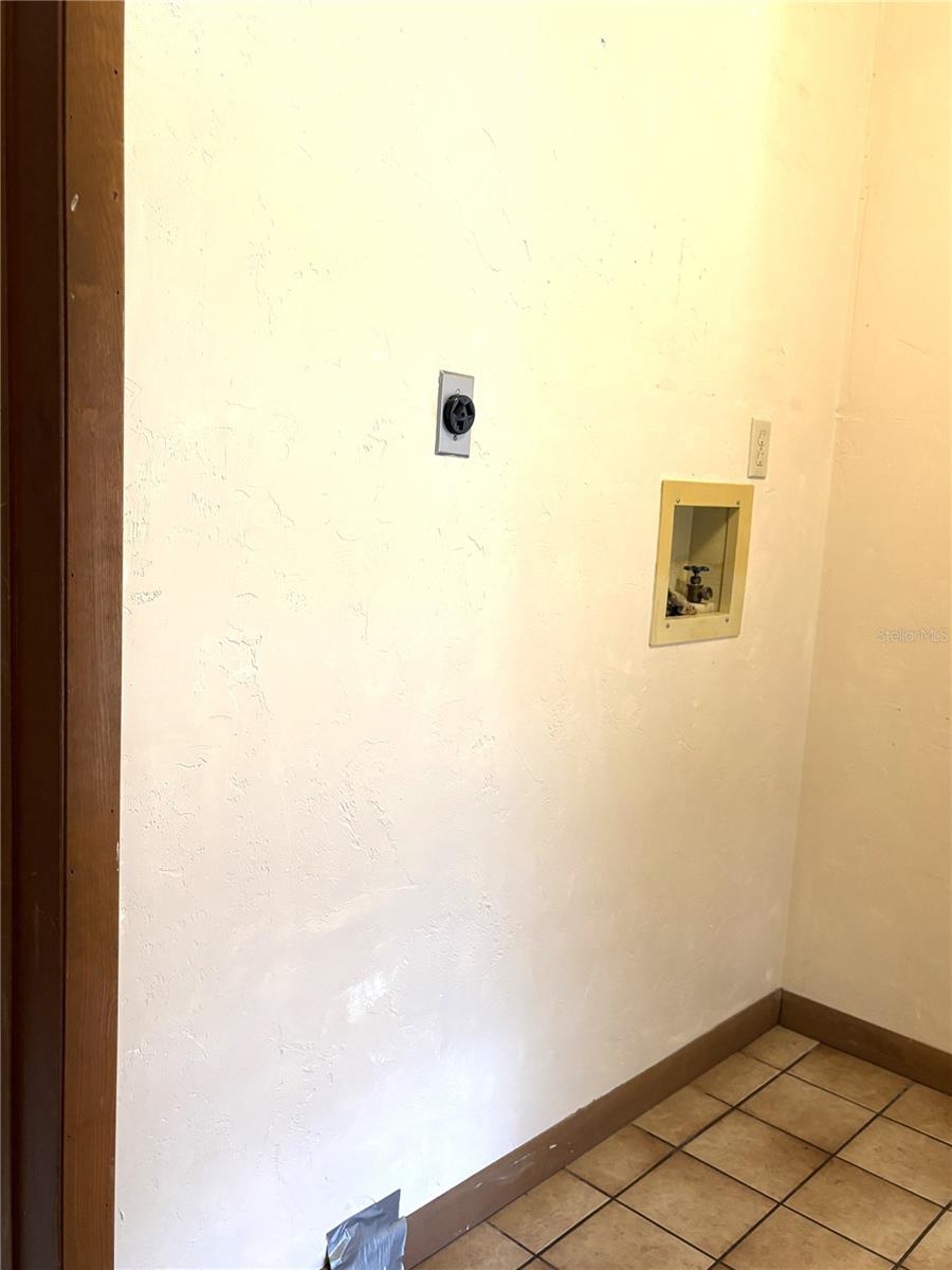 RAINBOW LAKES ESTATE - Residential