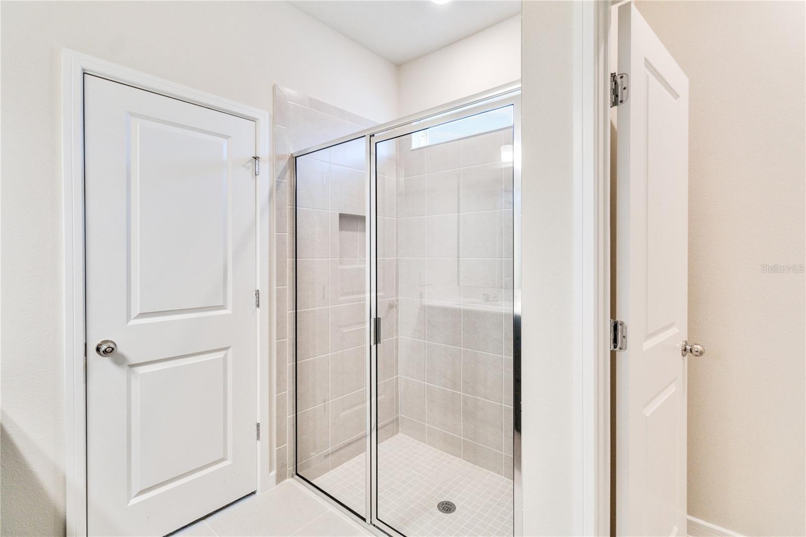 AMELIA GROVES - Residential Lease