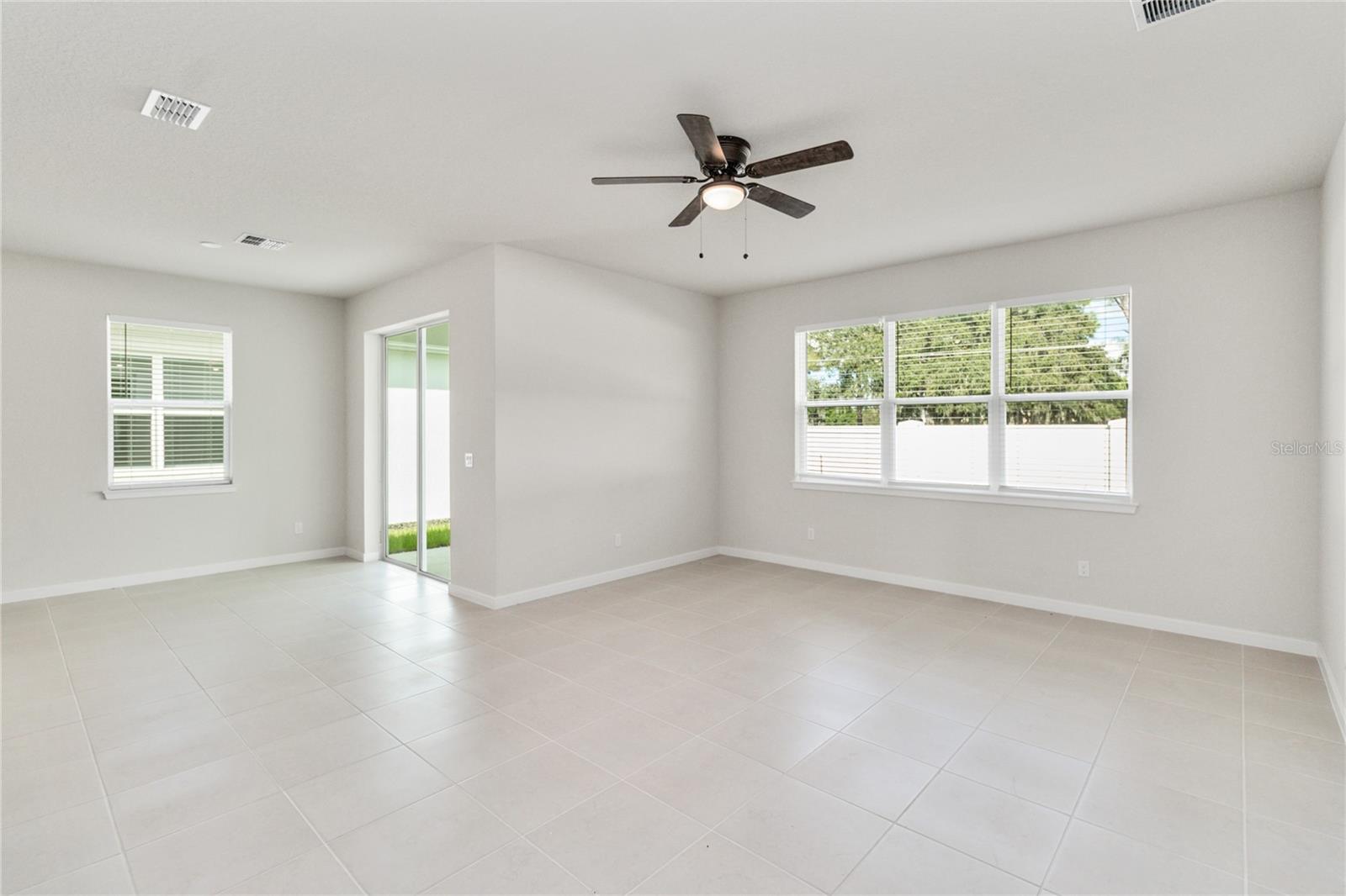 AMELIA GROVES - Residential Lease