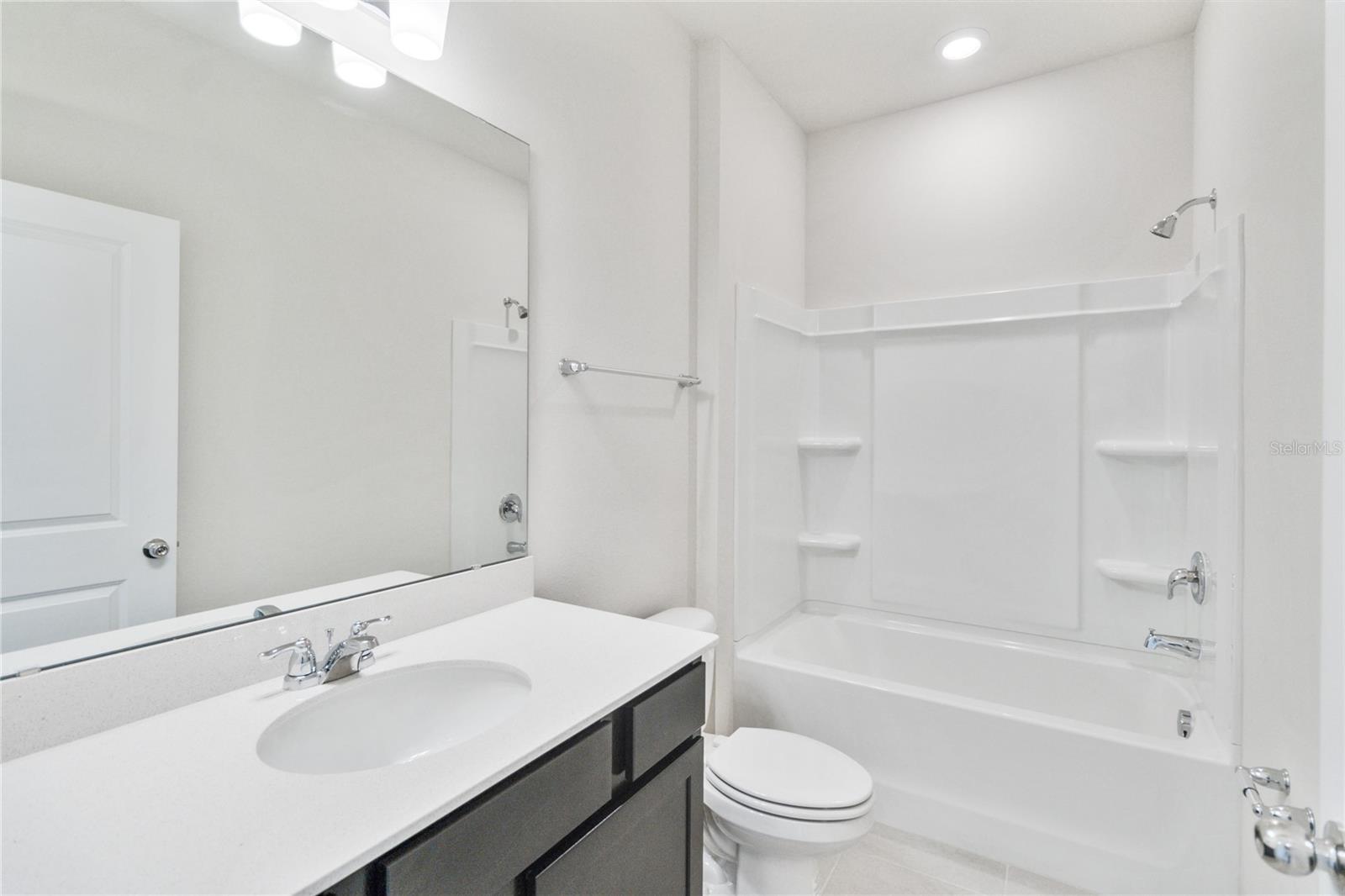AMELIA GROVES - Residential Lease