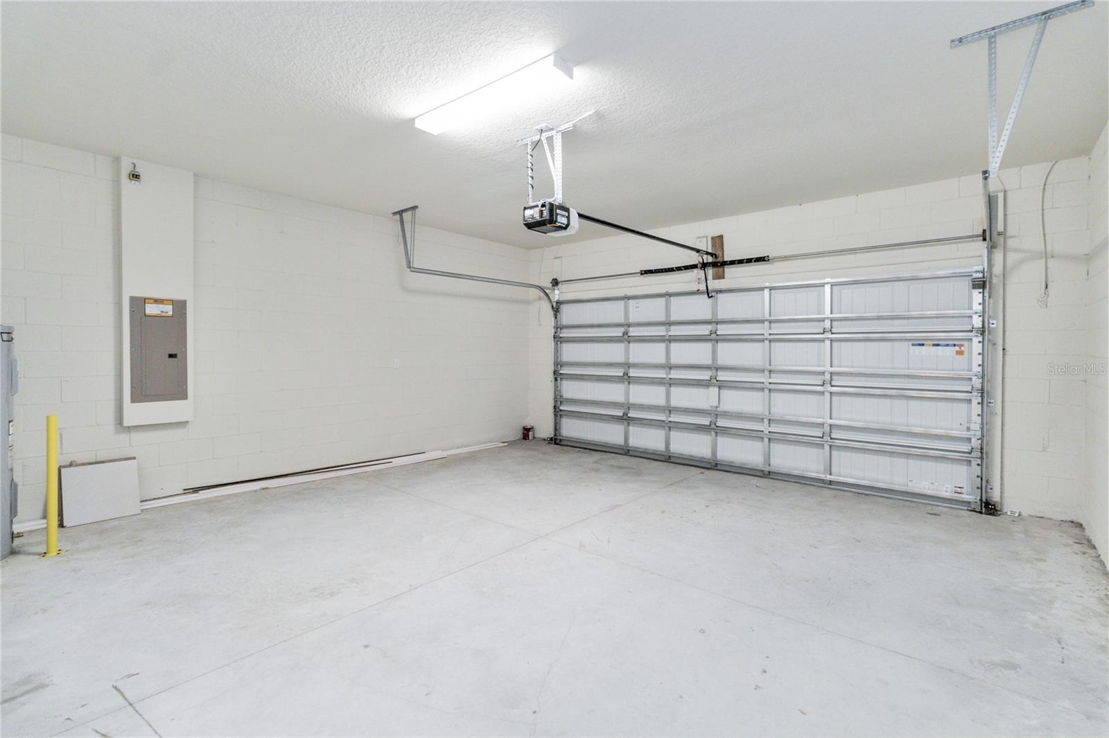 AMELIA GROVES - Residential Lease