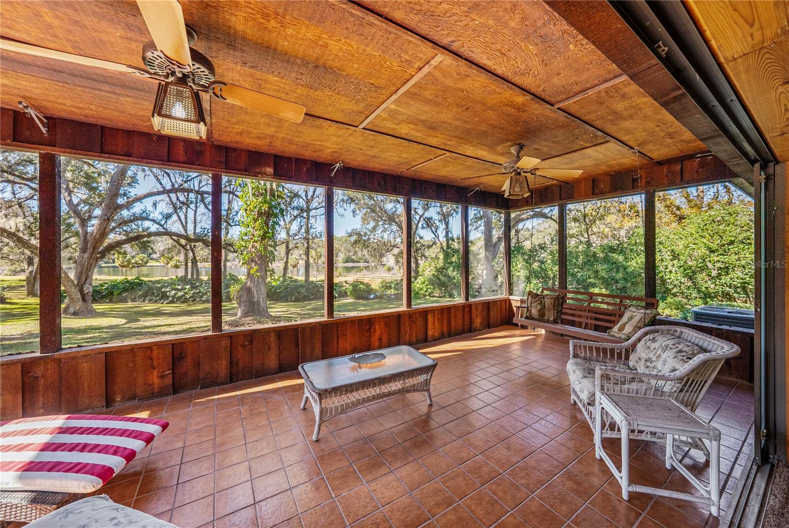 POR SE1/4 SE1/4 & POR LTS 04 & 08 - Residential