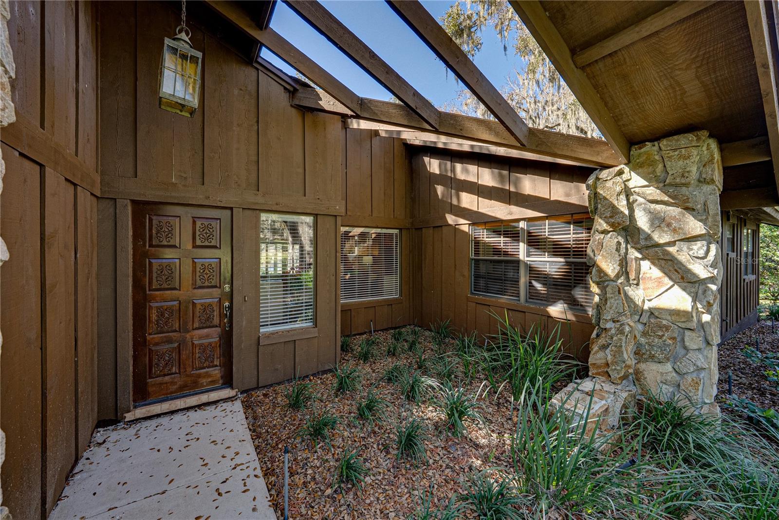 POR SE1/4 SE1/4 & POR LTS 04 & 08 - Residential