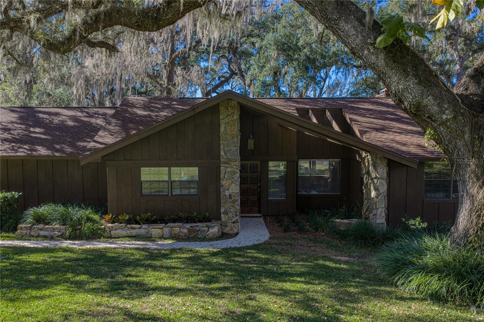 POR SE1/4 SE1/4 & POR LTS 04 & 08 - Residential