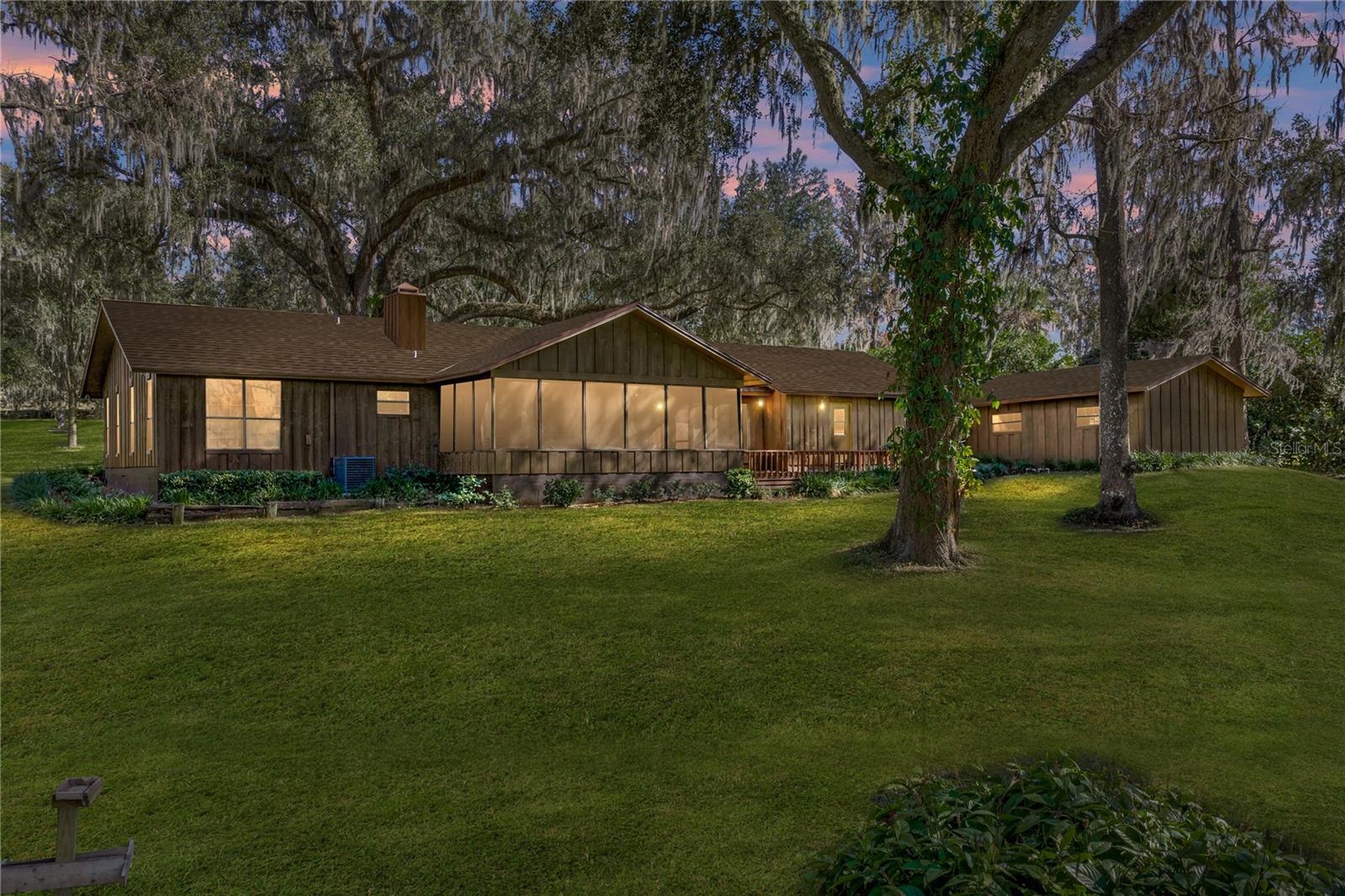 POR SE1/4 SE1/4 & POR LTS 04 & 08 - Residential