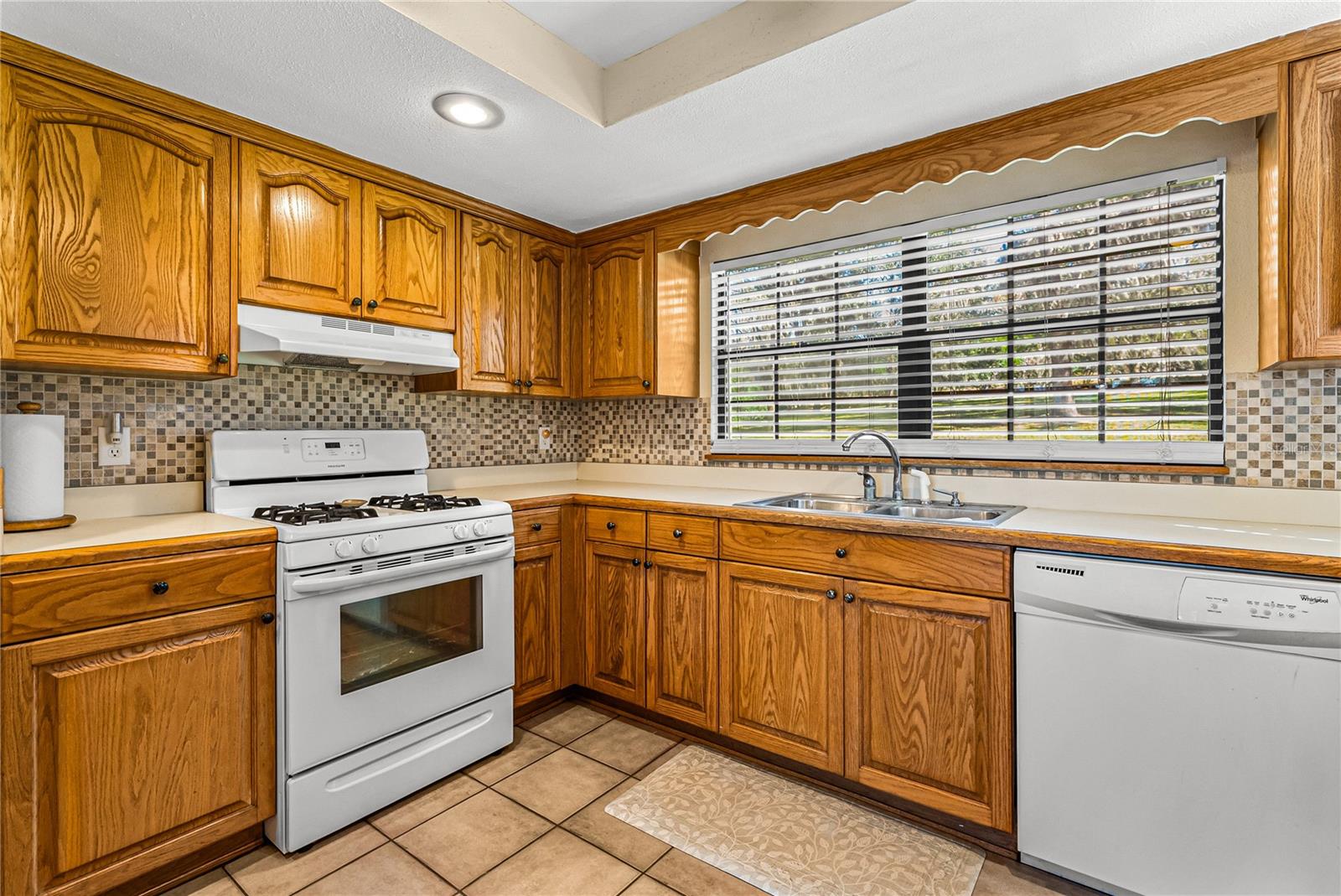 POR SE1/4 SE1/4 & POR LTS 04 & 08 - Residential