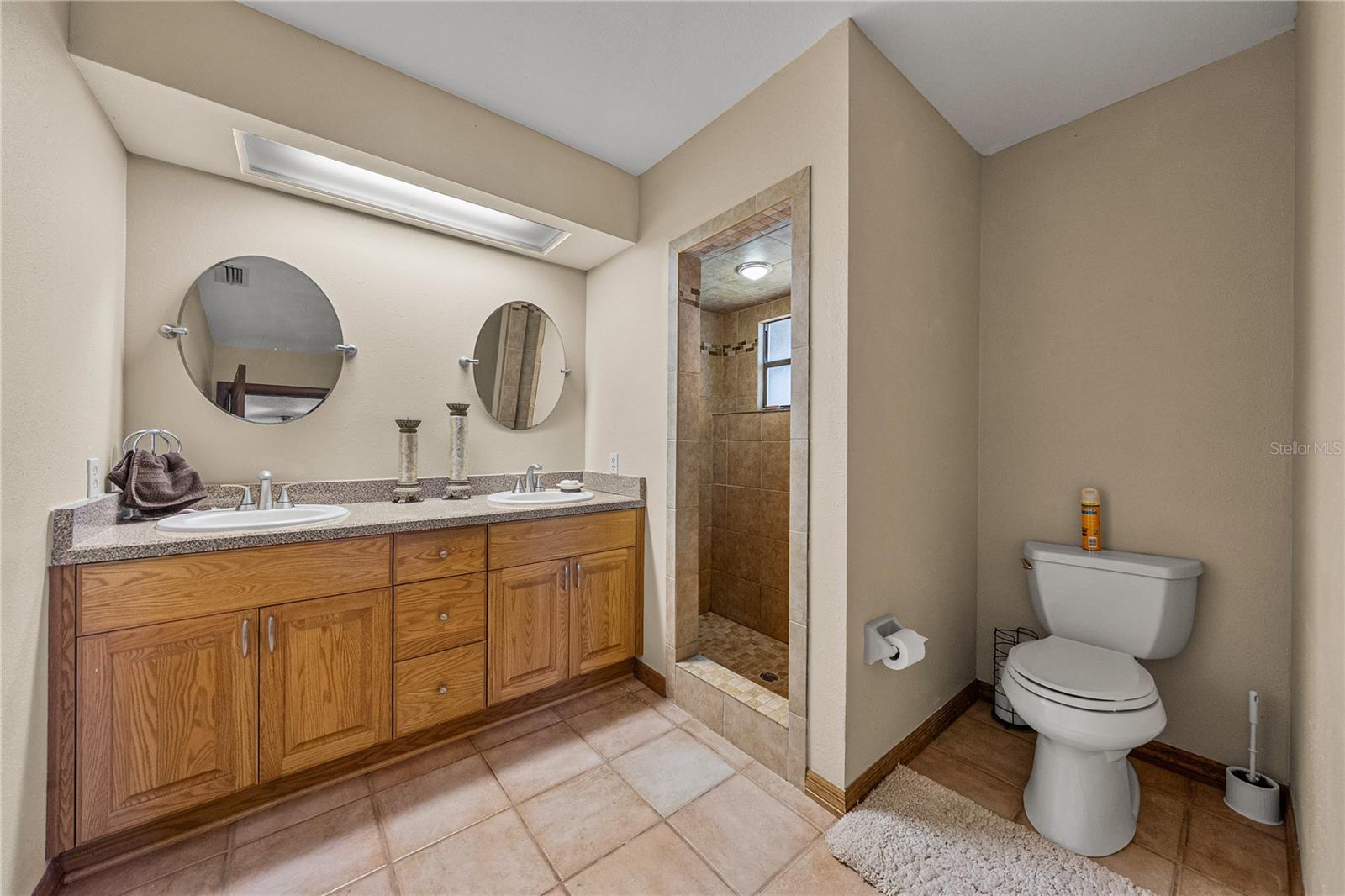 POR SE1/4 SE1/4 & POR LTS 04 & 08 - Residential