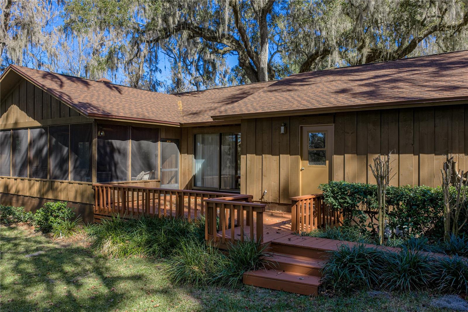 POR SE1/4 SE1/4 & POR LTS 04 & 08 - Residential