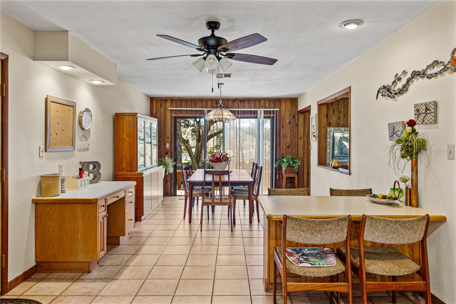 POR SE1/4 SE1/4 & POR LTS 04 & 08 - Residential