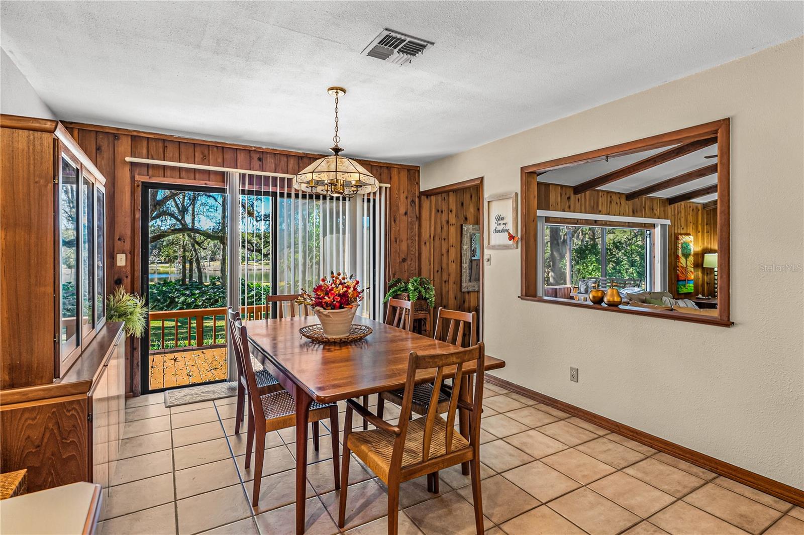 POR SE1/4 SE1/4 & POR LTS 04 & 08 - Residential