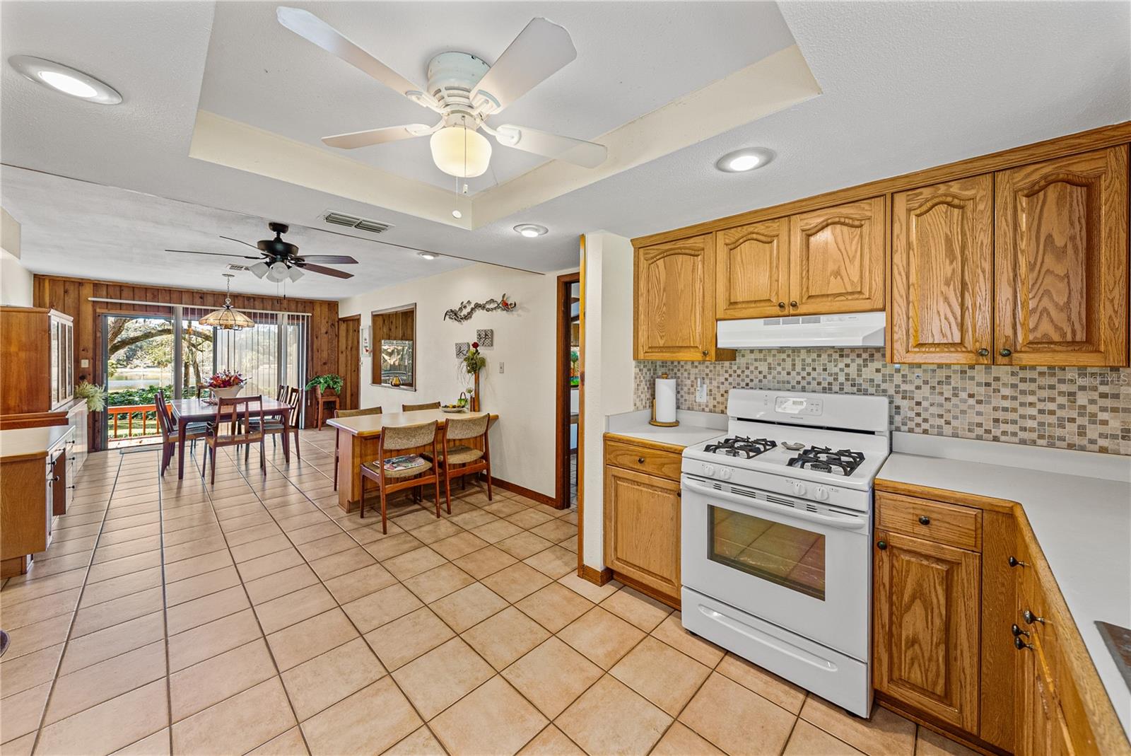 POR SE1/4 SE1/4 & POR LTS 04 & 08 - Residential