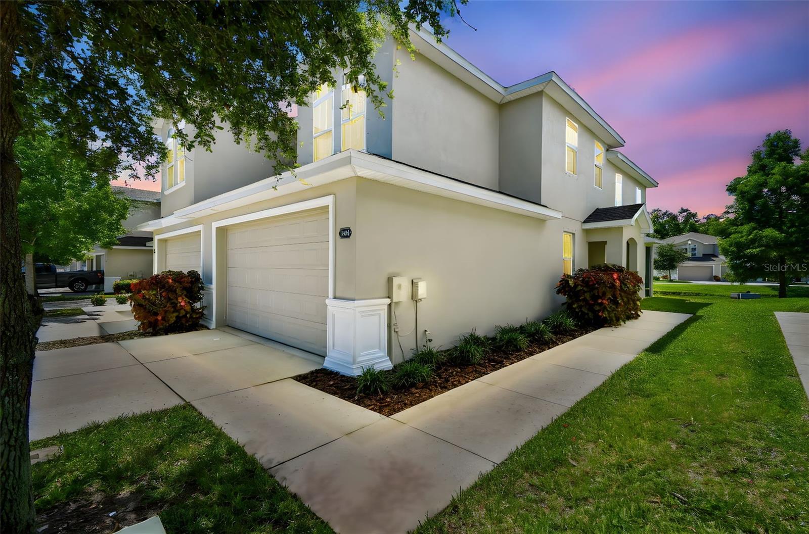 Welcome to Montclair Lake Townhomes, a friendly, centrally-located, gated neighborhood which features many styles of townhomes and villas. This beautiful, single-owner unit features the sought-after FIRST FLOOR PRIMARY BEDROOM with ensuite bathroom. You will love the space in this home. It features a large living/dining room, large kitchen, eat in dinette area, large loft, 3 generously-sized bedrooms, and attached TWO car garage. This is a sought-after layout as it gives enough space for multiple residents and also first floor primary bedroom. Light and bright with tons of windows for natural lighting. The living room/dining room has a two-story ceiling.
Please tour the neighborhood and check out the friendly neighbors walking or enjoying the pool.
1.5 miles to Countryside Mall and shopping area. 4 miles to Clearwater mall. You have to see the location to appreciate it's convenience!
Schedule a visit soon.