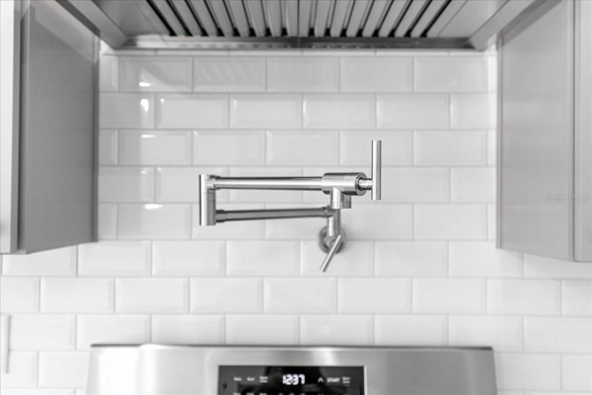 ROLLING HILLS 01 - Residential