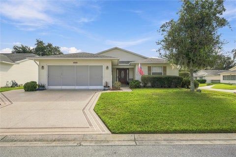 Photo of 32802 Crooked Oaks Lane, Leesburg, FL 34748 (MLS # G5118657)