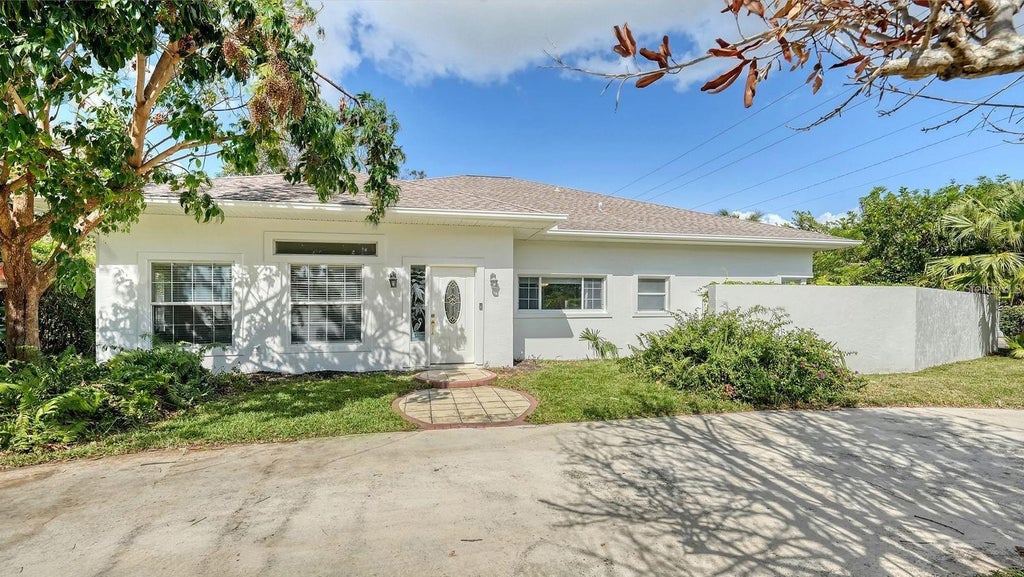 Photo of 1789 Loma Linda Street, Sarasota, FL 34239 (MLS # A4705538)