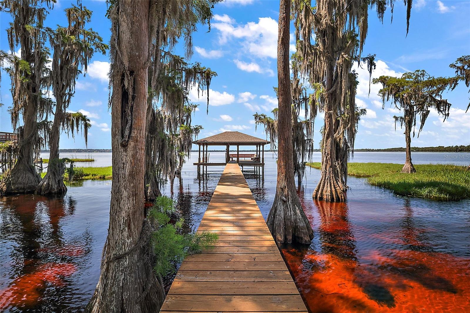 1261 W LAKESHORE DRIVE
