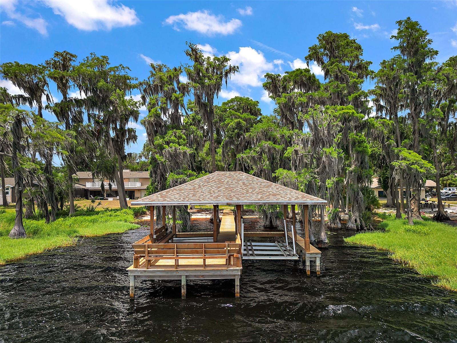 1261 W LAKESHORE DRIVE