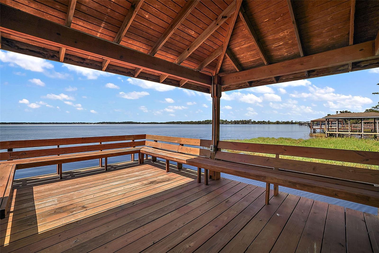 1261 W LAKESHORE DRIVE
