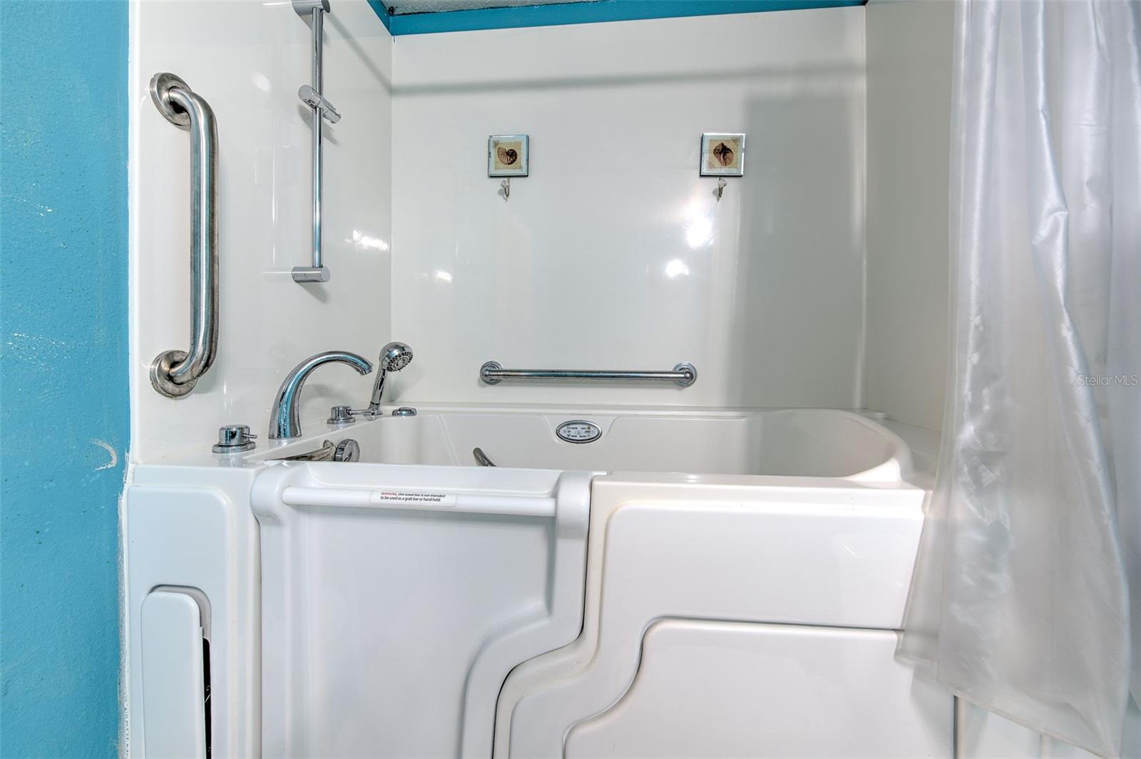 VILLAGES OF BLOOMINGDALE CONDO - Residential