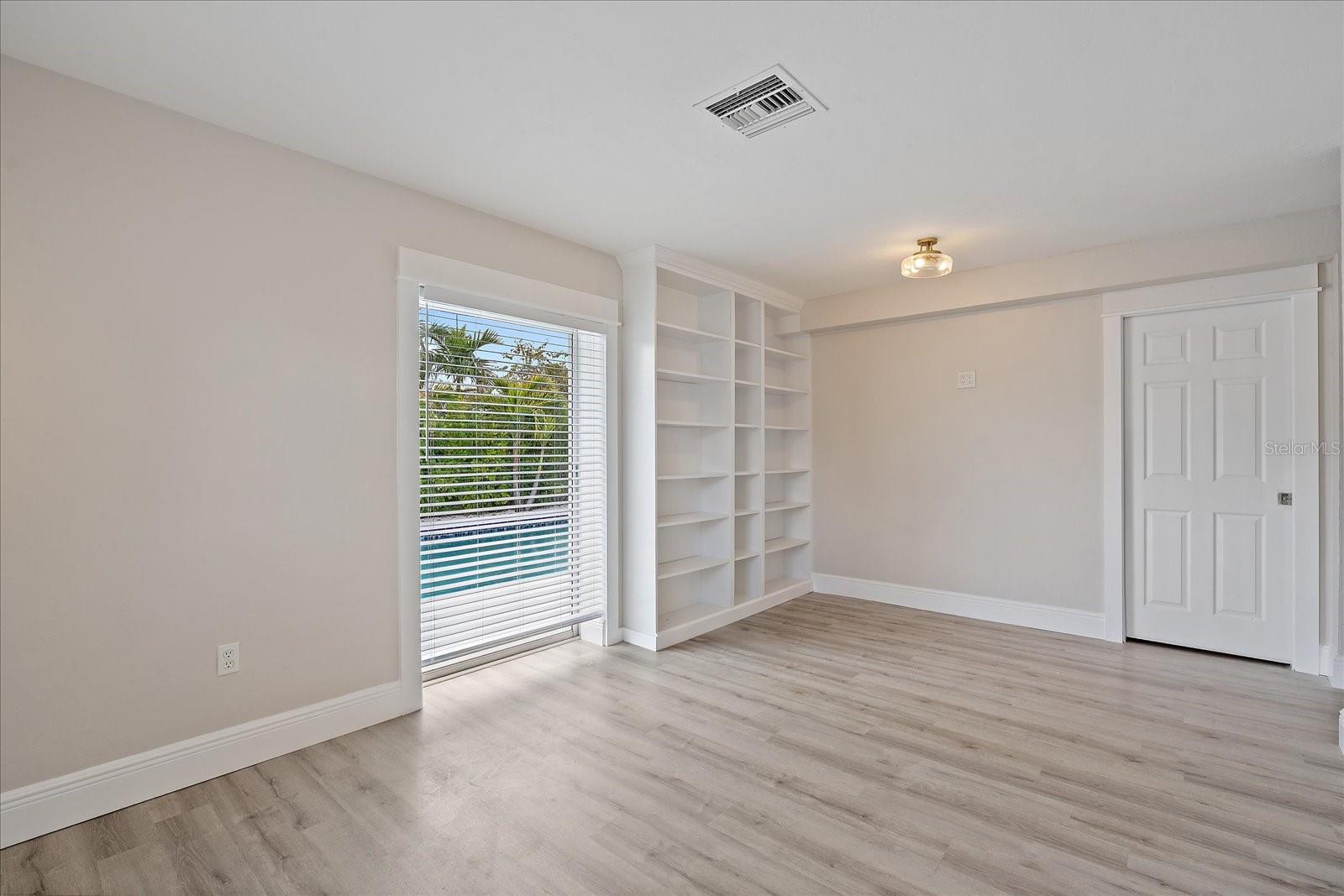 SOUTH GATE - Residential