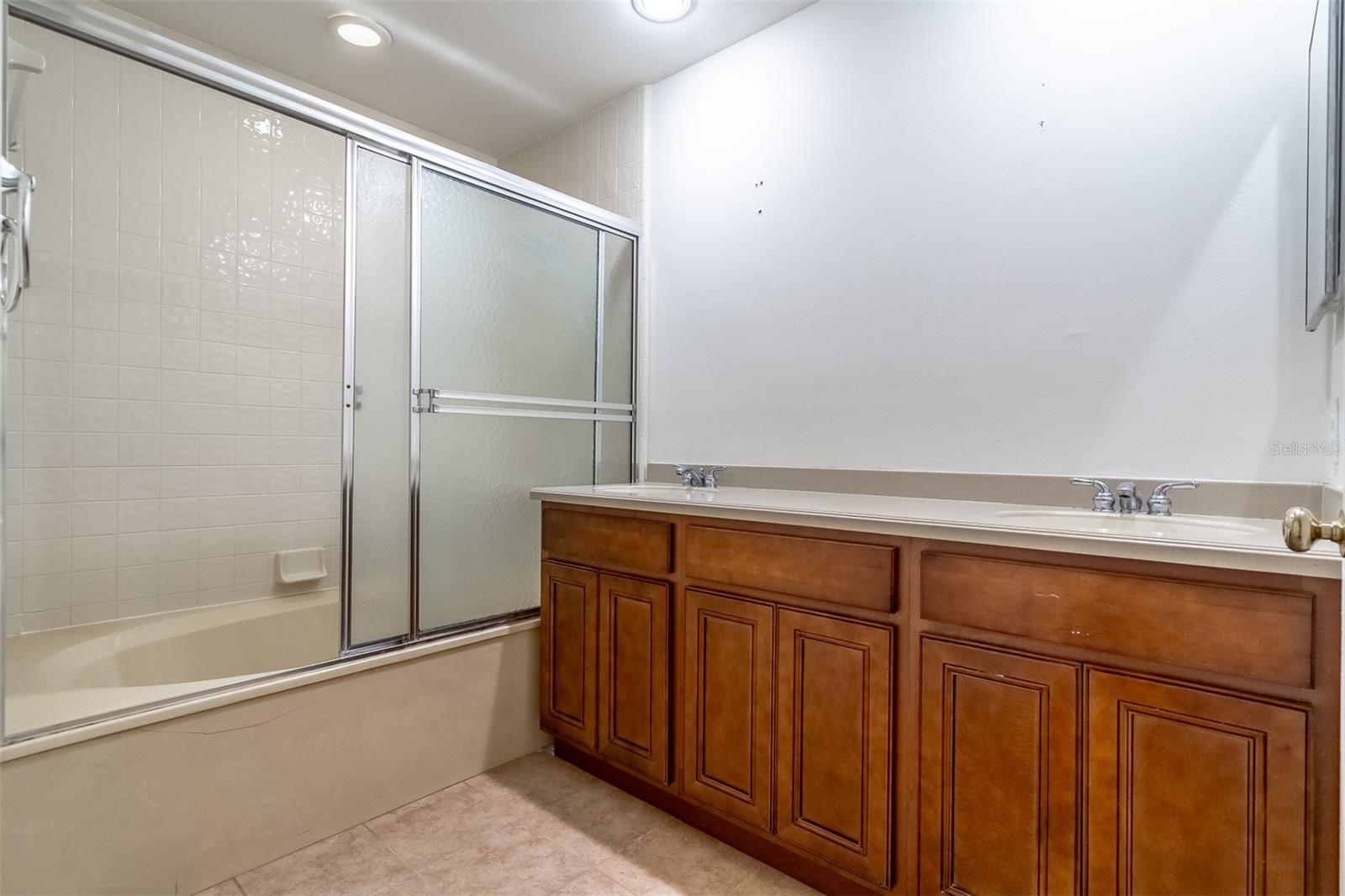 MOORINGS ON LAKE MAITLAND CONDO BLDG 04 - Residential