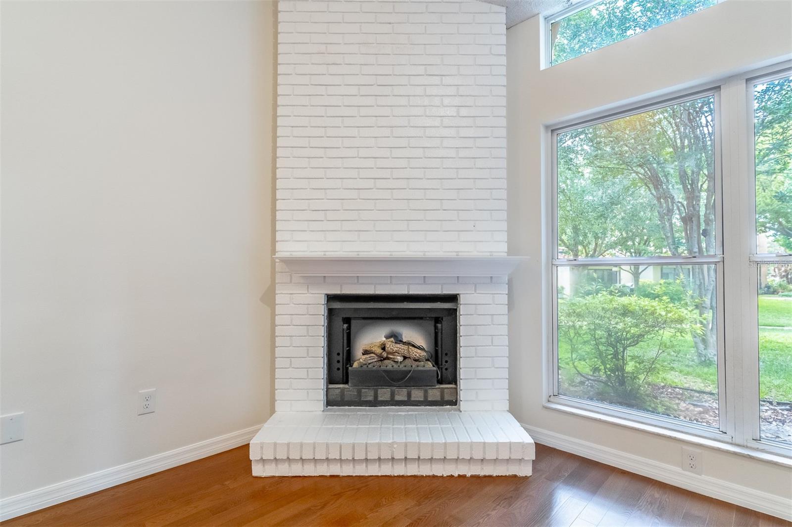 MOORINGS ON LAKE MAITLAND CONDO BLDG 04 - Residential