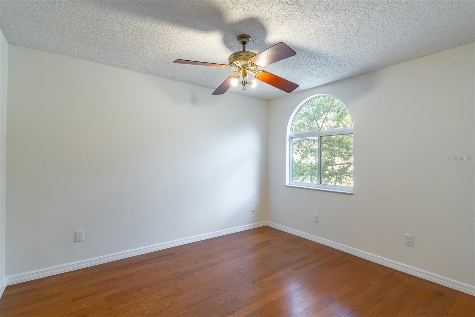 MOORINGS ON LAKE MAITLAND CONDO BLDG 04 - Residential