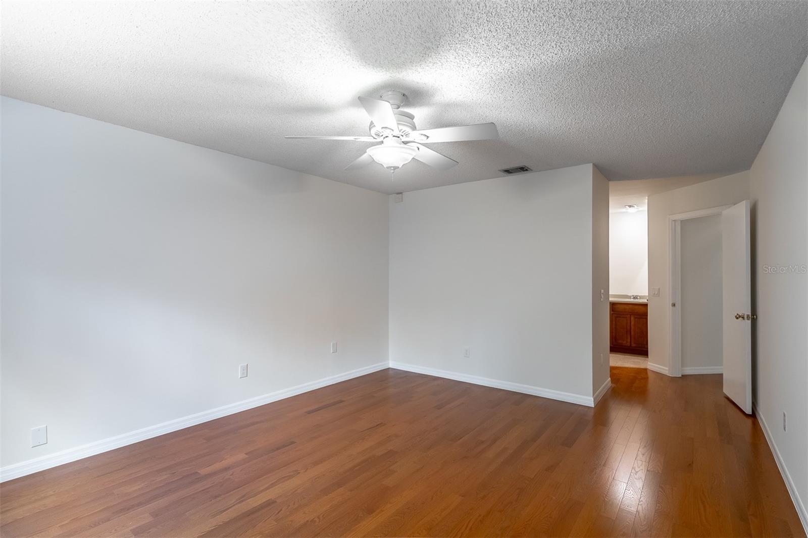 MOORINGS ON LAKE MAITLAND CONDO BLDG 04 - Residential