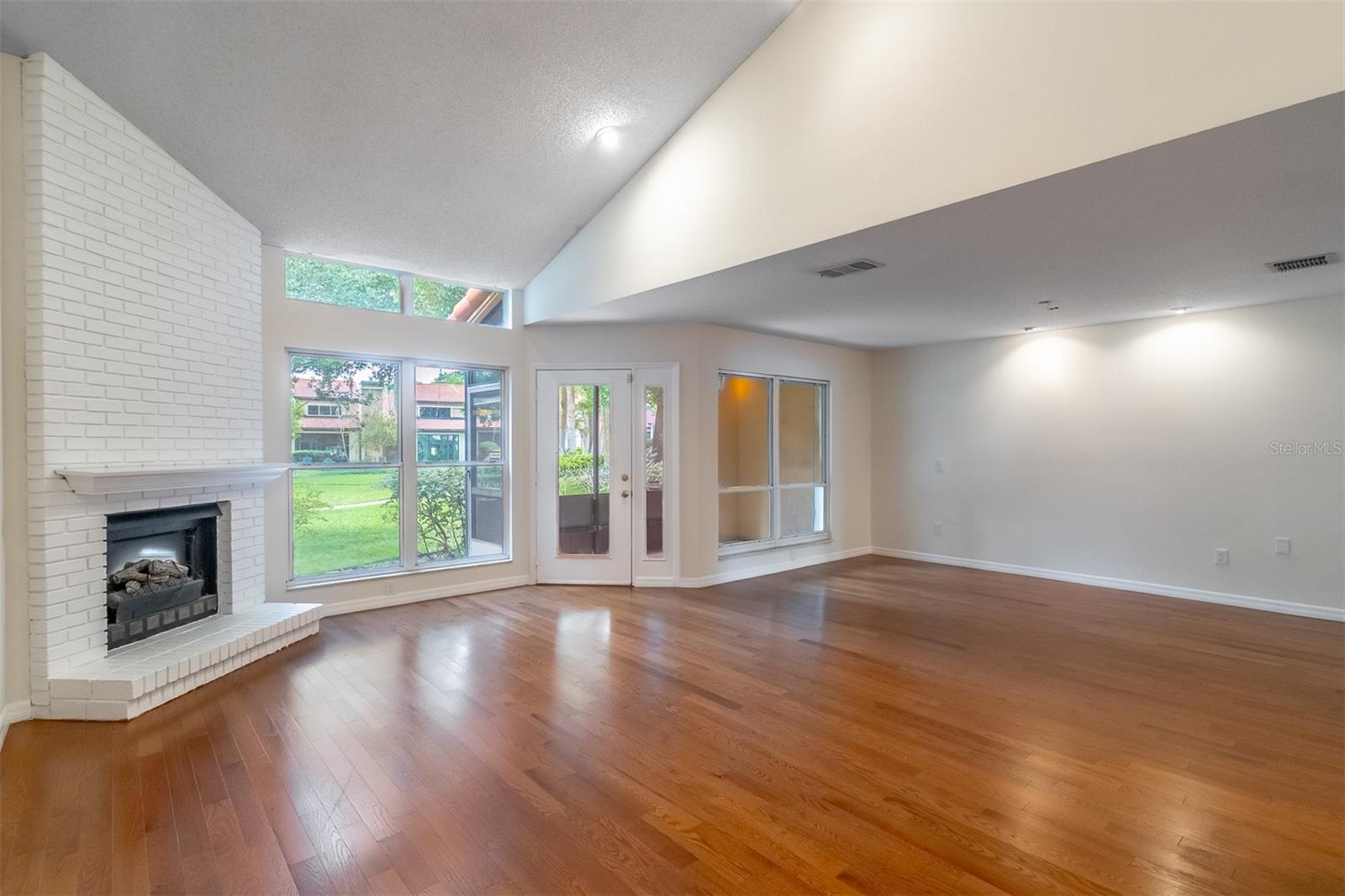 MOORINGS ON LAKE MAITLAND CONDO BLDG 04 - Residential