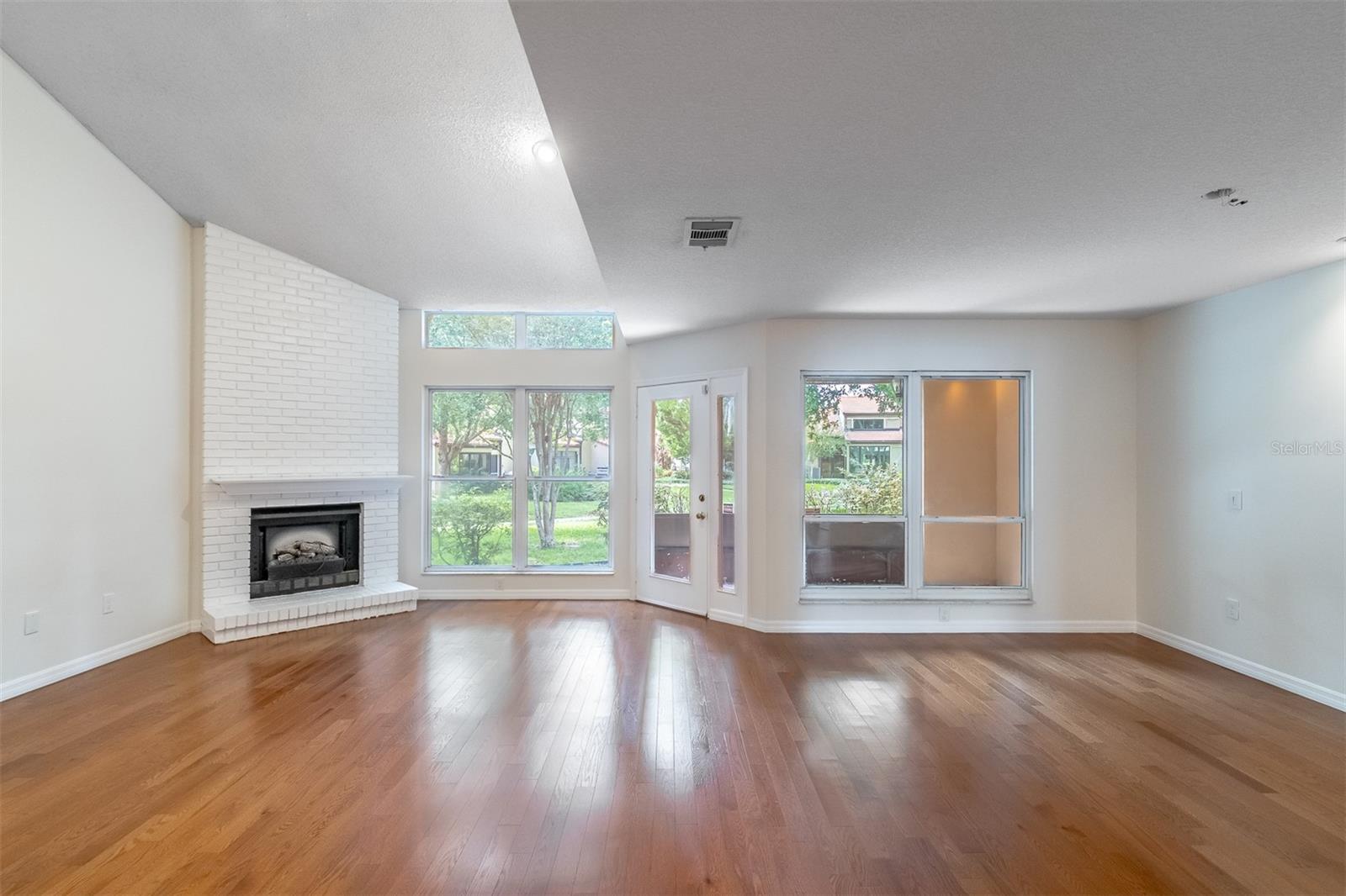 MOORINGS ON LAKE MAITLAND CONDO BLDG 04 - Residential