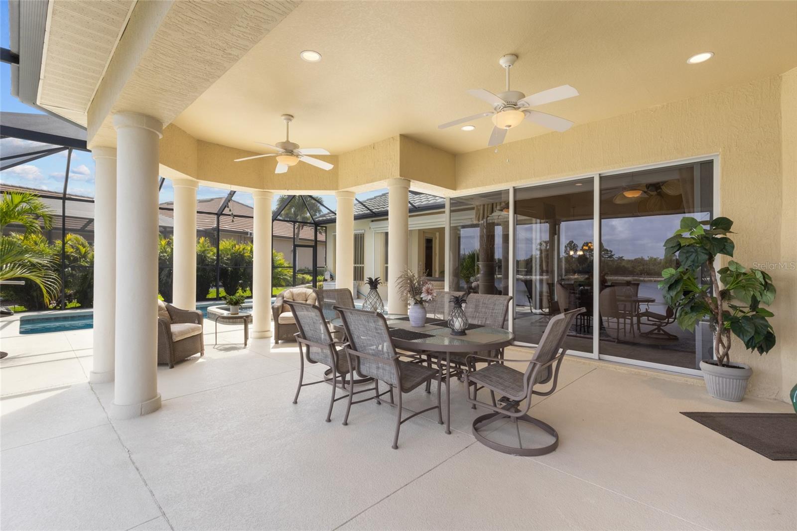 PELICAN POINTE GOLF & COUNTRY - Residential