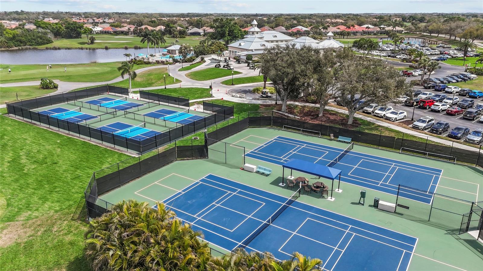 PELICAN POINTE GOLF & COUNTRY - Residential