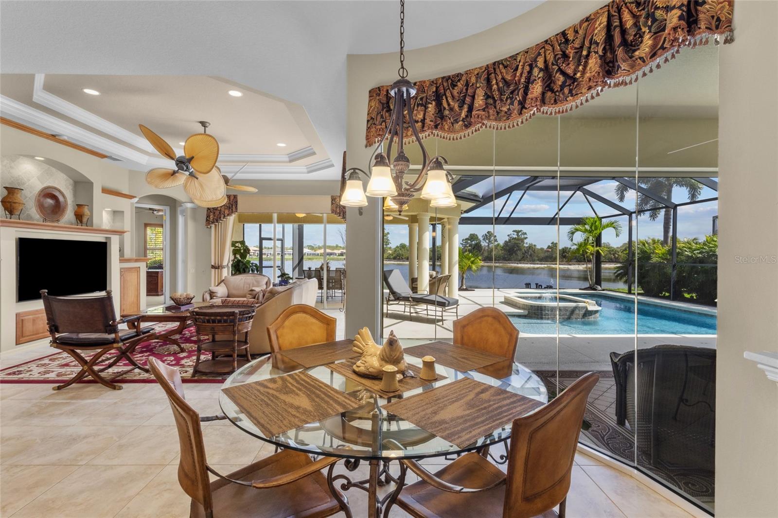 PELICAN POINTE GOLF & COUNTRY - Residential