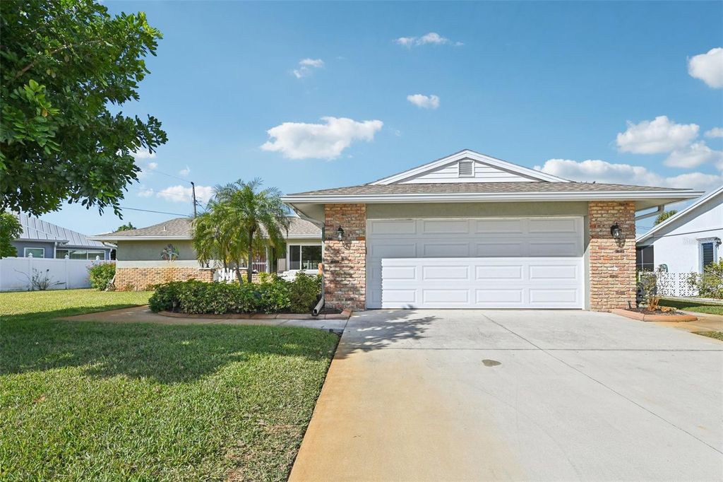 Photo of 101 Algiers Drive, Venice, FL 34293 (MLS # A4682254)