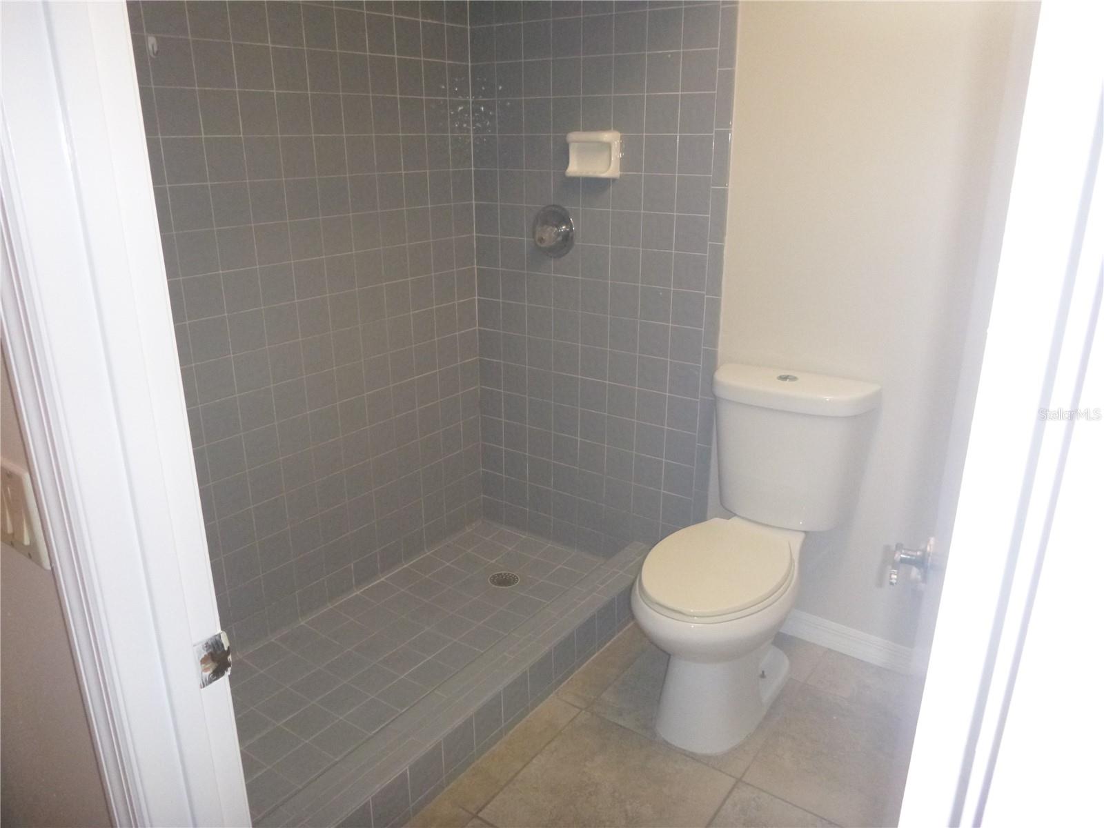 BLOOMINGDALE SEC D UNIT 02 - Residential Lease