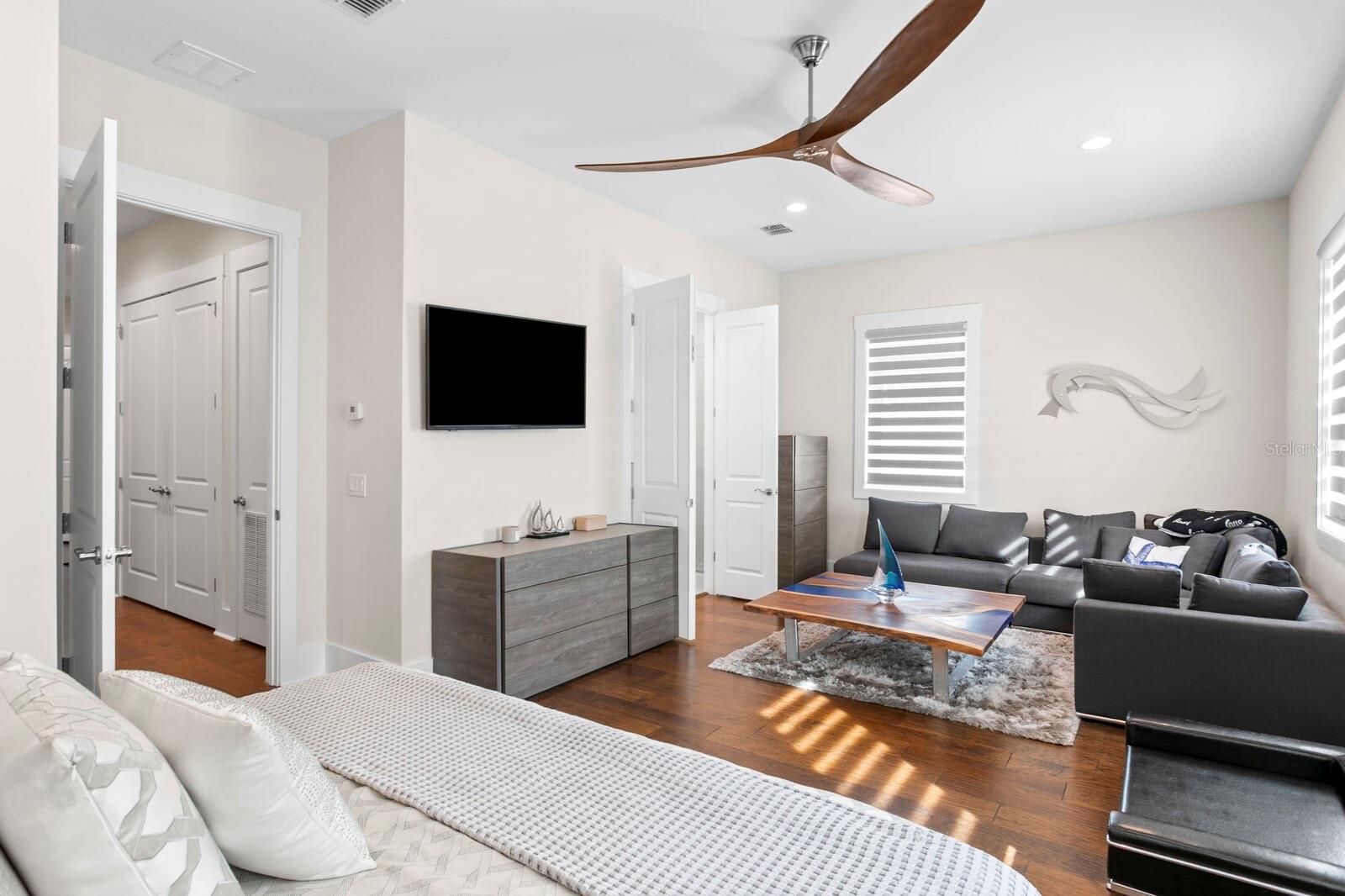 MIRA VISTA TWNHMS - Residential