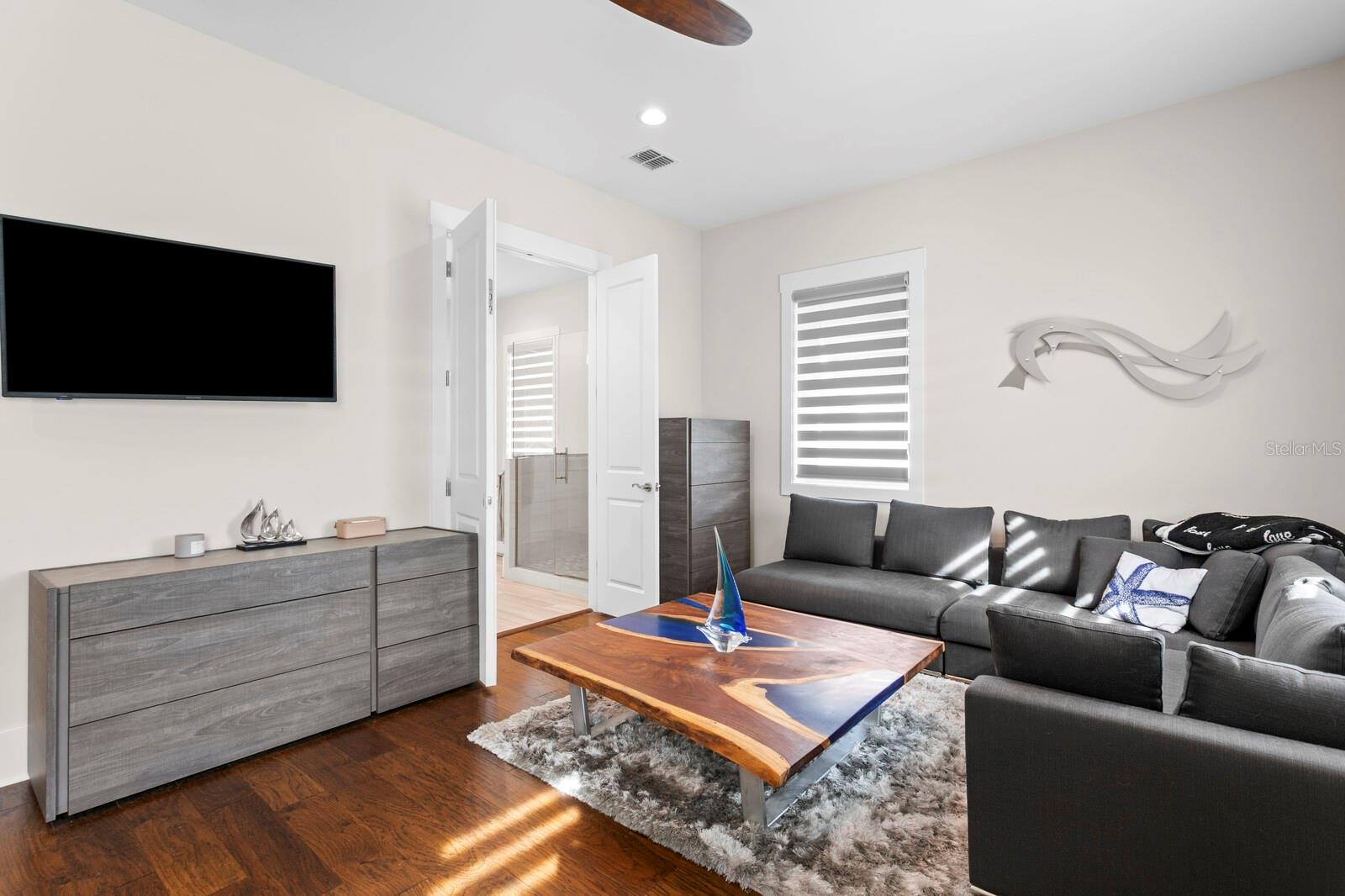 MIRA VISTA TWNHMS - Residential