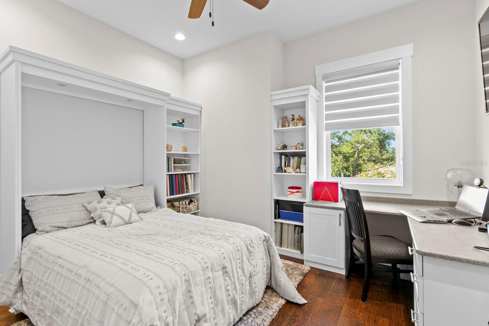 MIRA VISTA TWNHMS - Residential