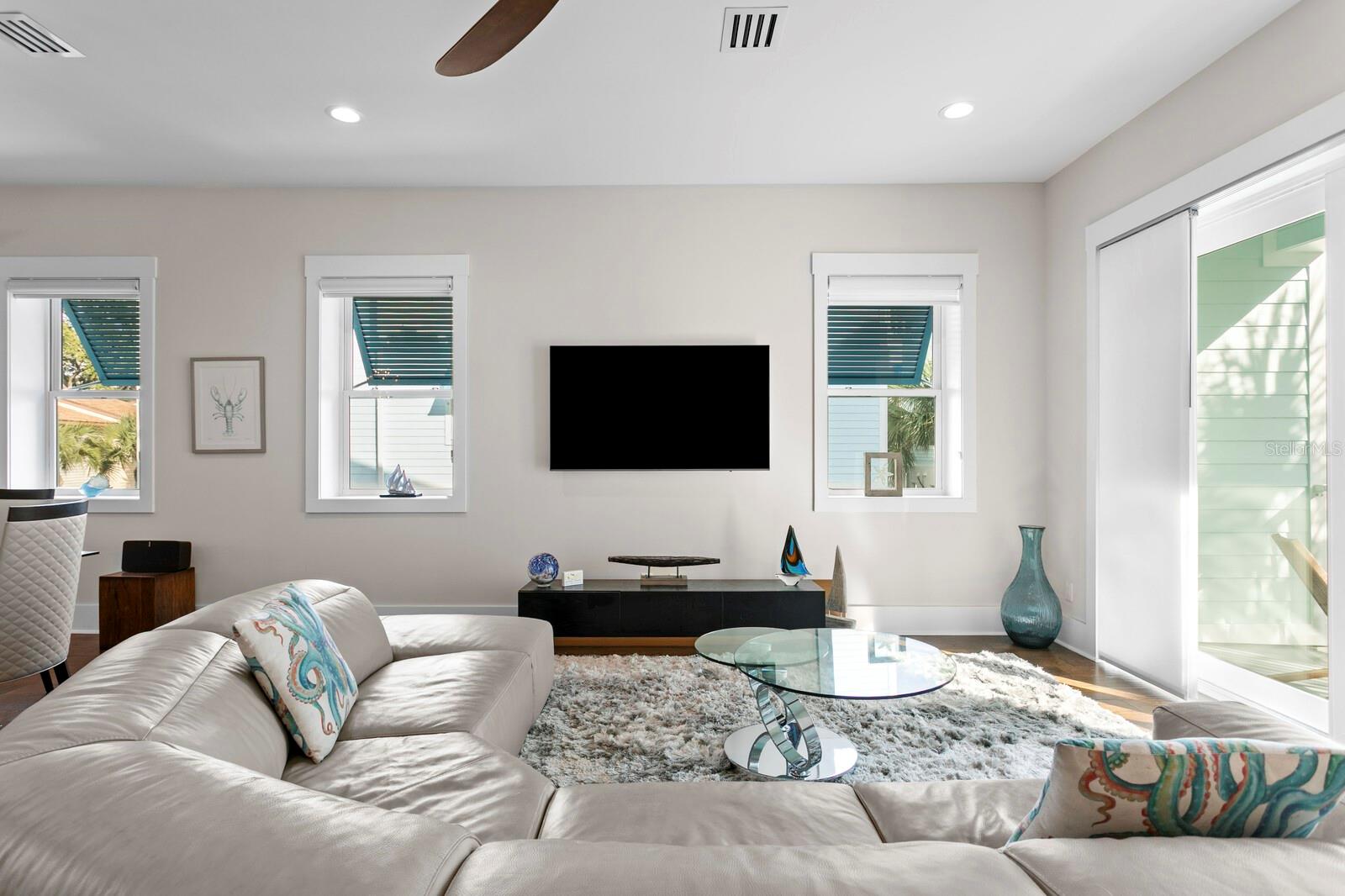 MIRA VISTA TWNHMS - Residential