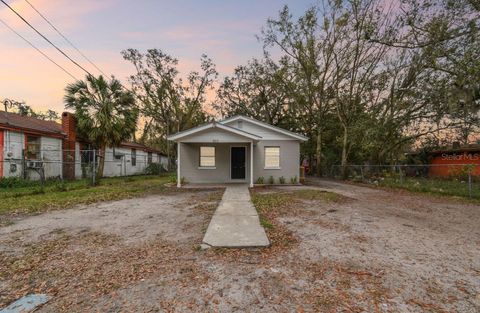 Photo of 803 W Warren Street, Plant City, FL 33563 (MLS # TB8430024)