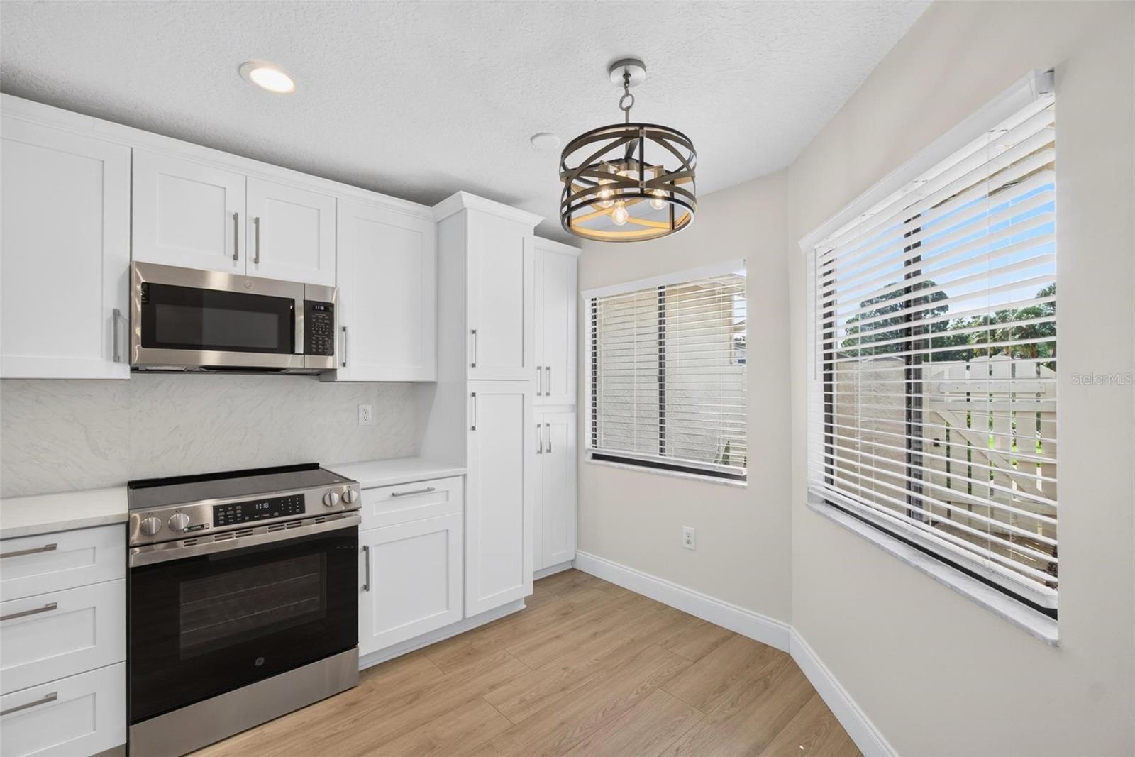 456 LAKEVIEW DRIVE 5