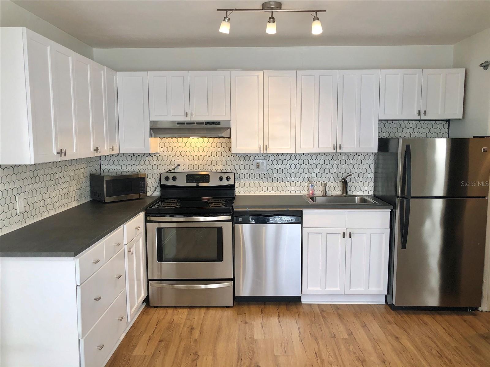LAWNDALE - Residential Lease