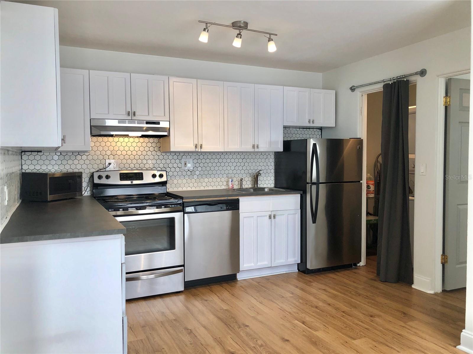 LAWNDALE - Residential Lease