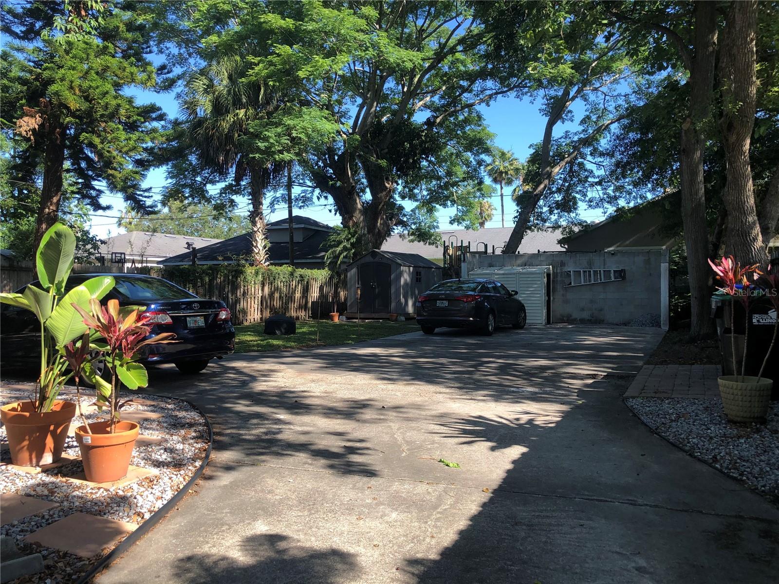 LAWNDALE - Residential Lease